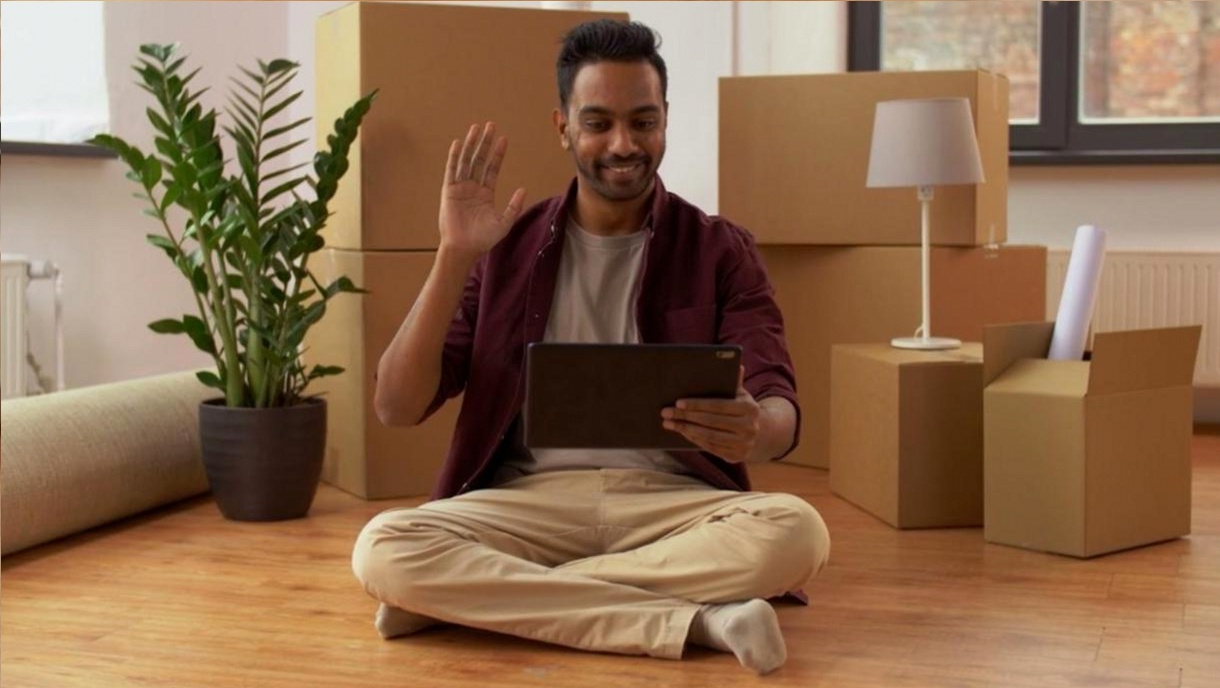 Advanced yoga practitioner demonstrating precise posture technique during an online session