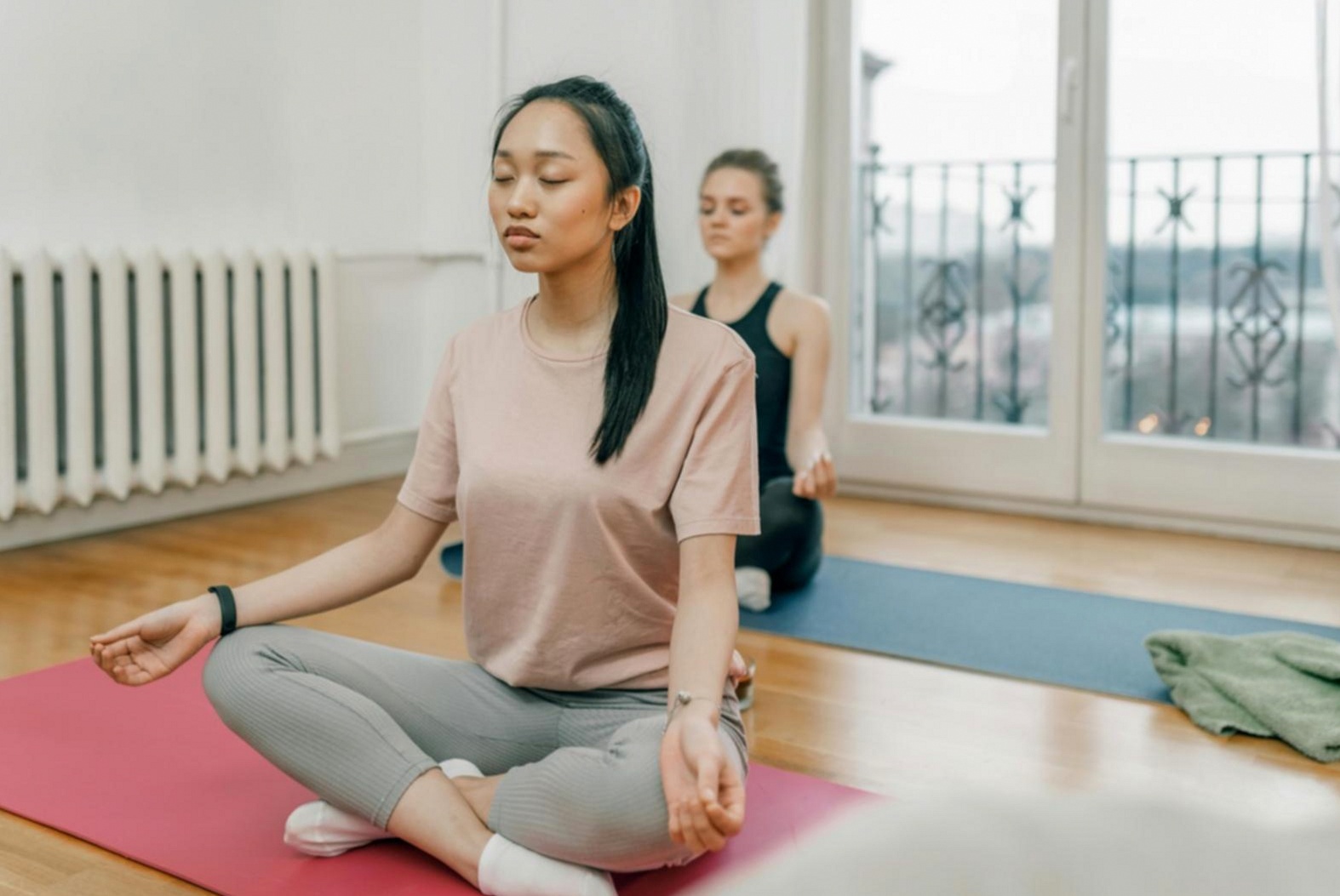 Practitioner working through a guided technique refinement exercise in a home setting